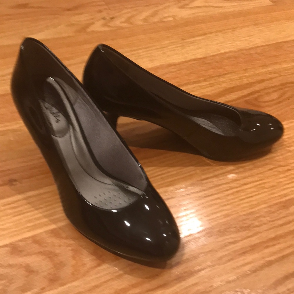 Life Stride Parigi Black Patent Leather Heels